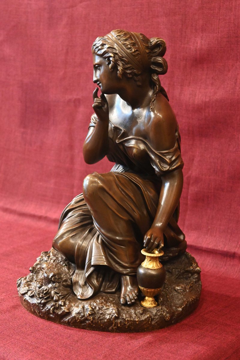 Elegant 19th-century Bronze Sculpture – Draped Woman With An Amphora-photo-4
