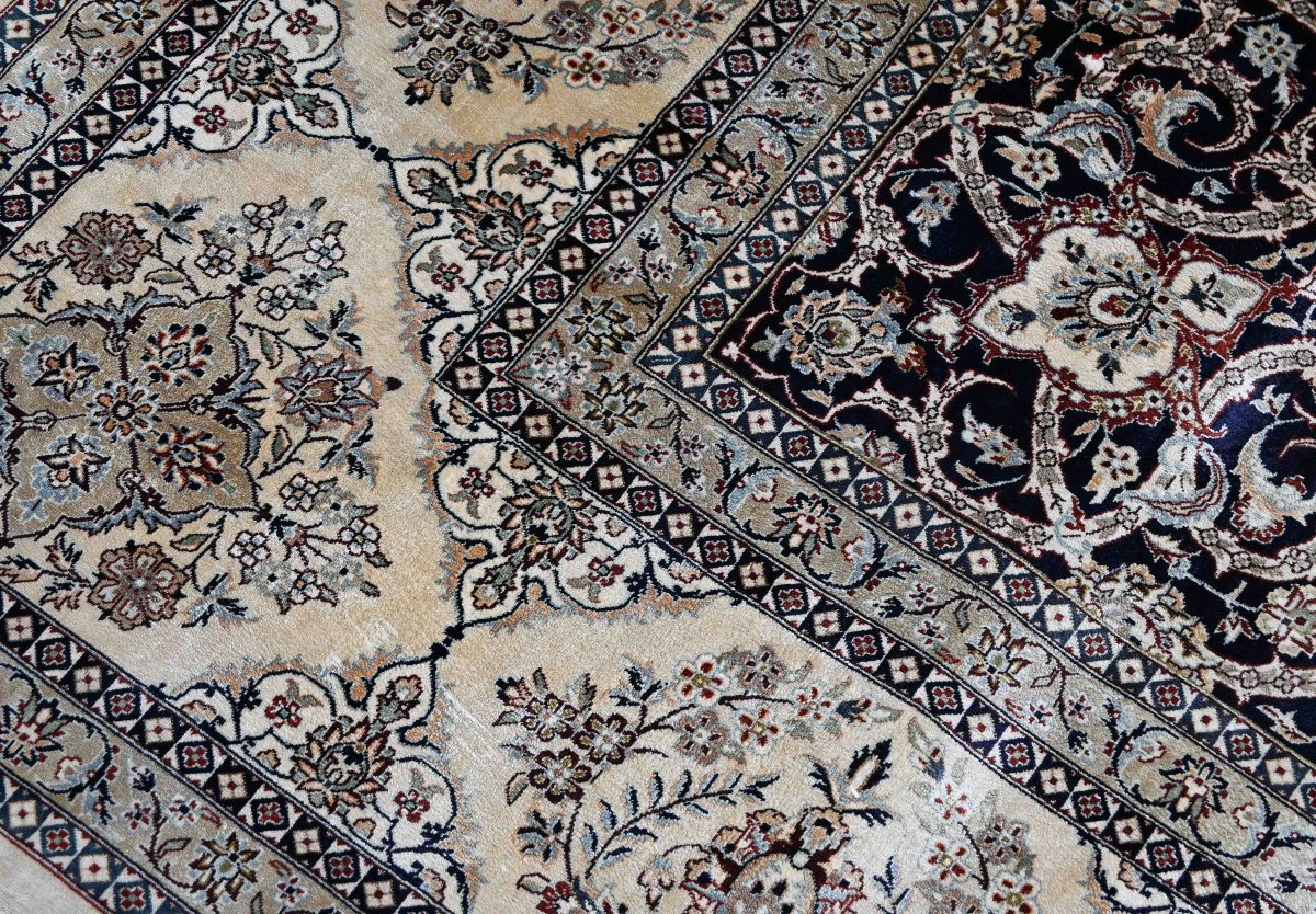 Tapis Persan Soie Sur Soie Vers 1970 Signé Manufacture de Qom (Ghoum) Iran- 3m07x2m45 - N° 1408-photo-3