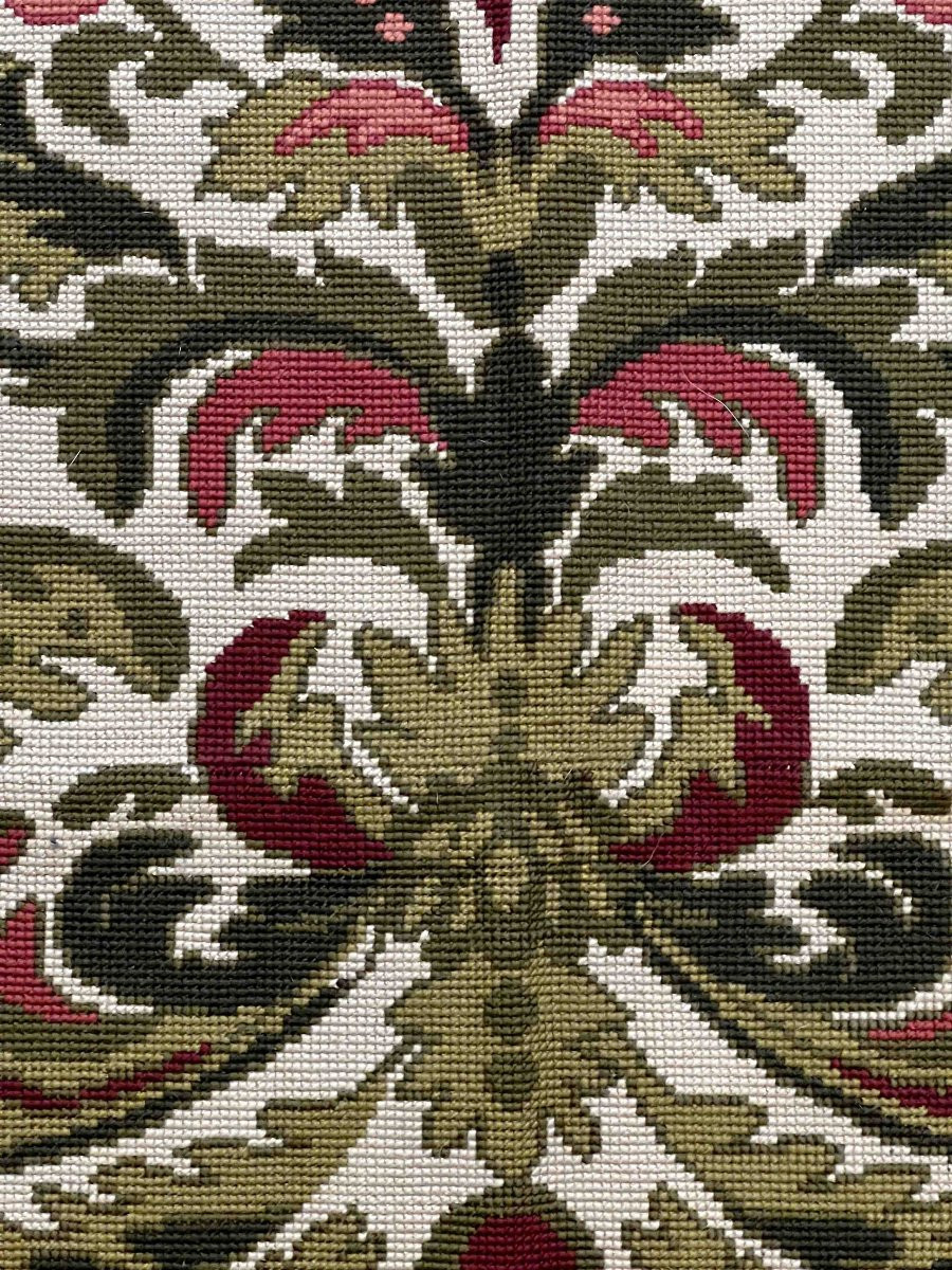 Tapis au petit point à décor de rinceaux , Vers 1940, Aubusson - 170x140 cm - N° 665-photo-1
