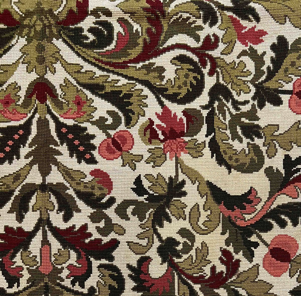 Tapis au petit point à décor de rinceaux , Vers 1940, Aubusson - 170x140 cm - N° 665-photo-2