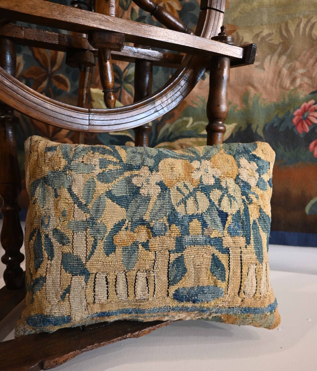 Coussin en tapisserie et Kilim ancien &ndash; fait &agrave; la main par atelier artisanal Galerie Lissier