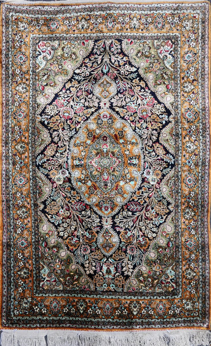 Tapis Ghoum en soie sur soie – Époque du Shah, vers 1970 - N° 1704