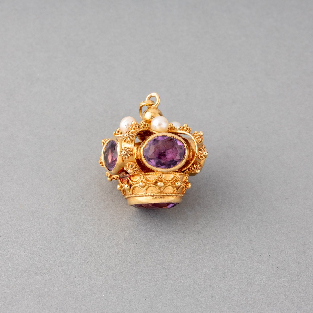 Vintage Italian Charm Pendant In Gold And Amethysts-photo-2