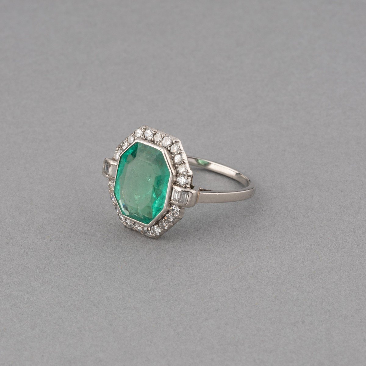 Bague Française Art Déco En Platine Et Emeraude Certifiée De Colombie De 5 Carats-photo-2
