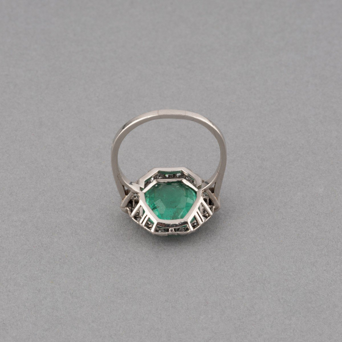Bague Française Art Déco En Platine Et Emeraude Certifiée De Colombie De 5 Carats-photo-3