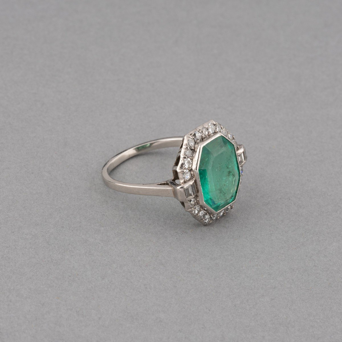 Bague Française Art Déco En Platine Et Emeraude Certifiée De Colombie De 5 Carats-photo-4