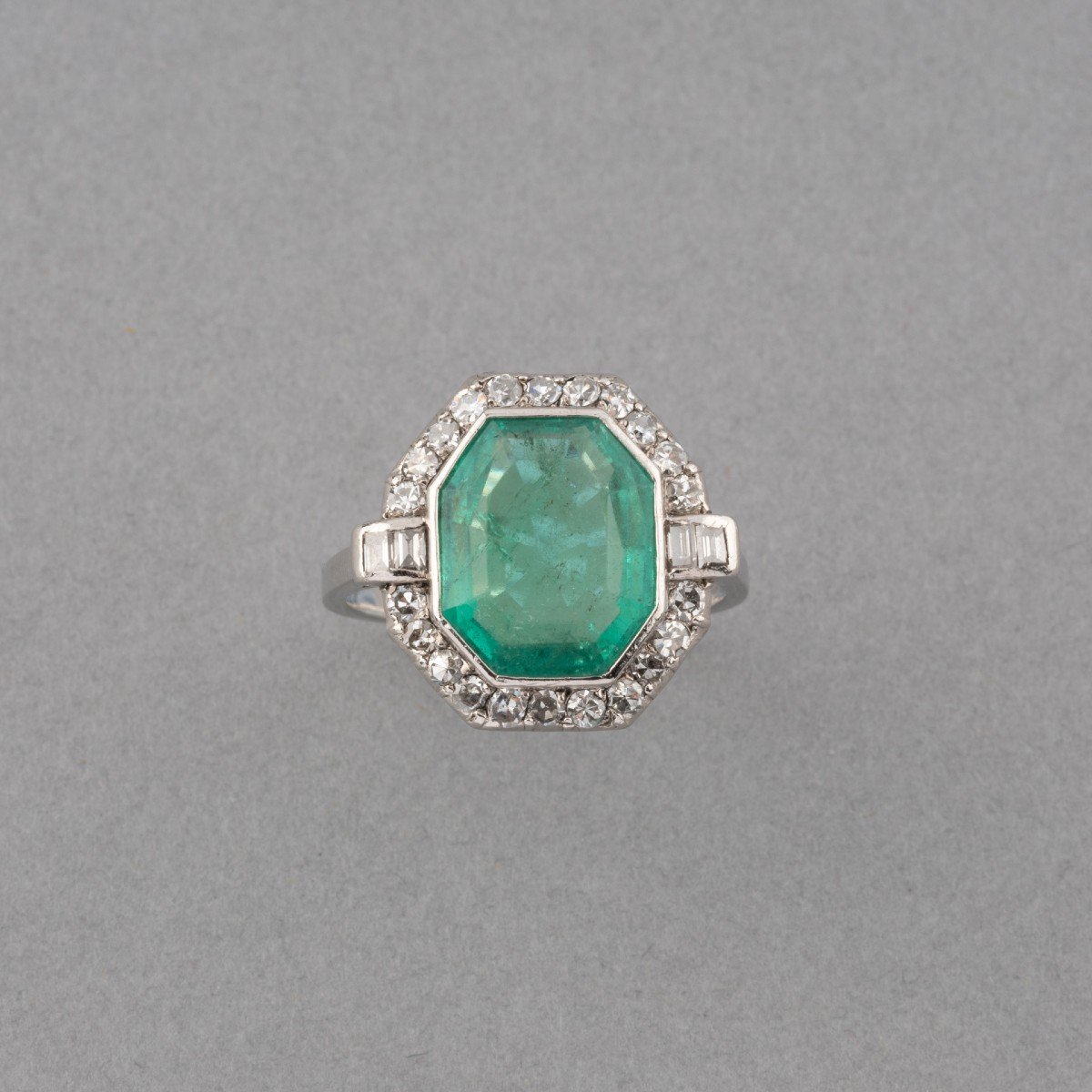 Bague Française Art Déco En Platine Et Emeraude Certifiée De Colombie De 5 Carats-photo-1