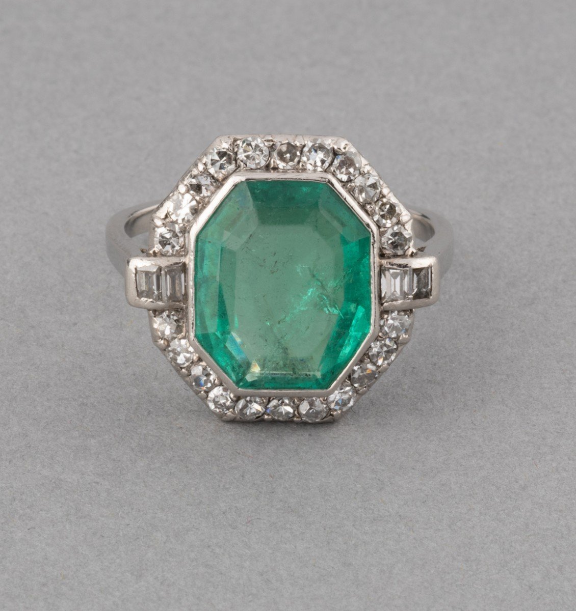 Bague Française Art Déco En Platine Et Emeraude Certifiée De Colombie De 5 Carats