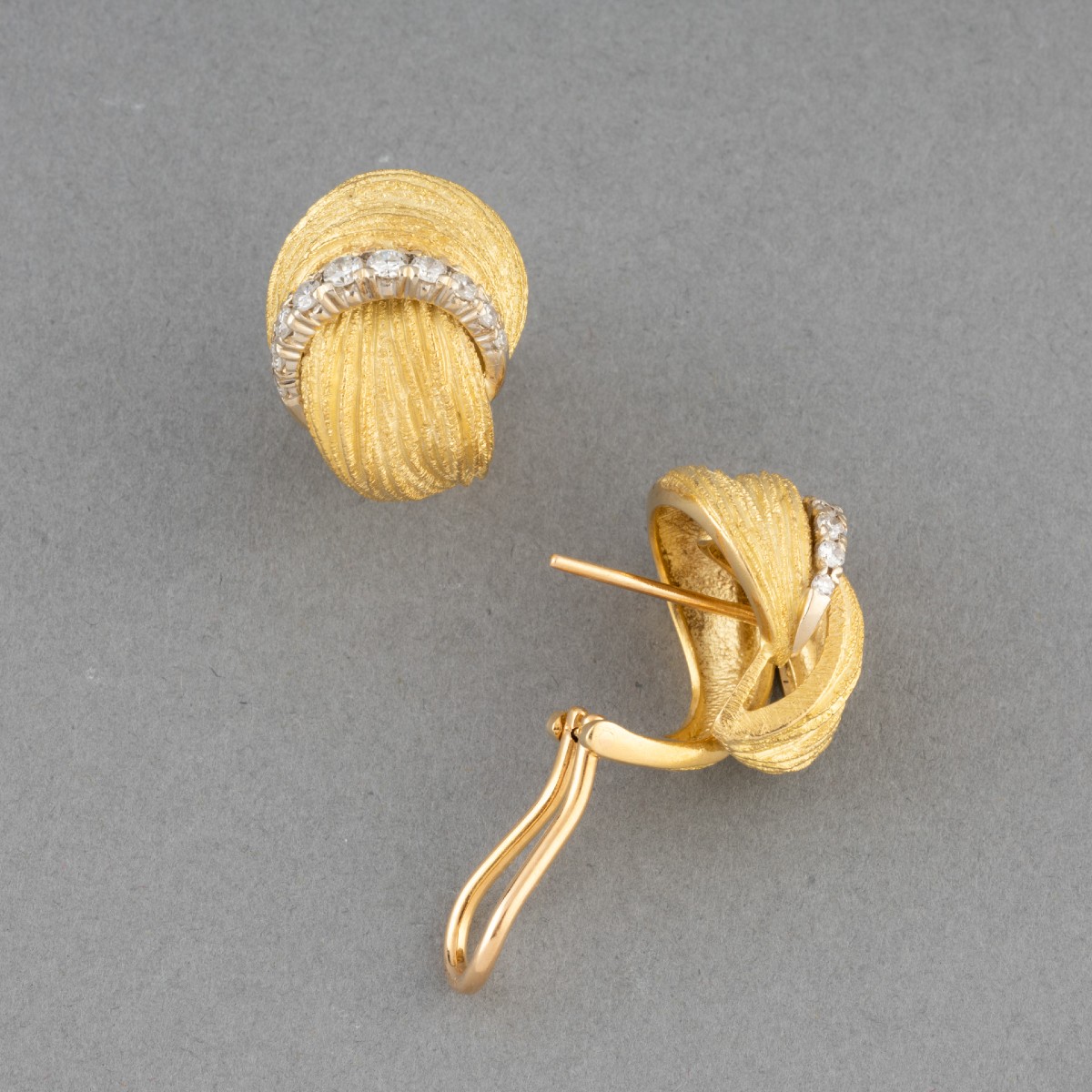 Boucles d'oreilles vintage en or et diamants vers 1970-photo-2