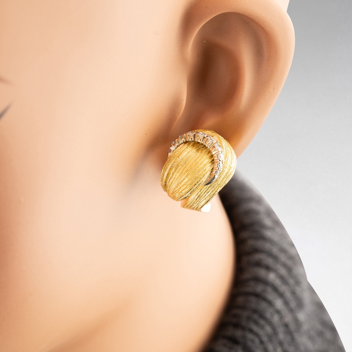 Boucles d'oreilles vintage en or et diamants vers 1970-photo-3