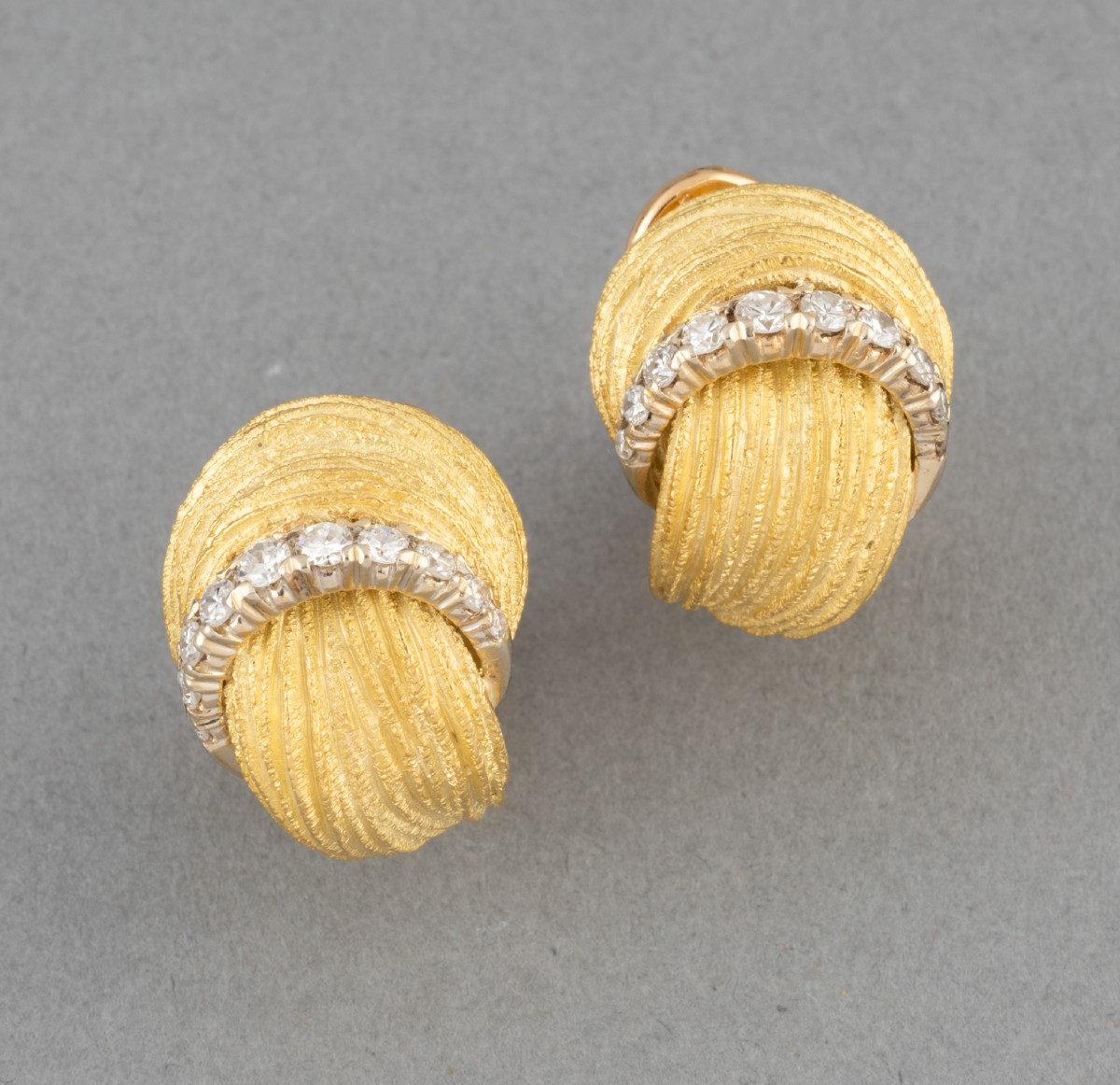 Boucles d'oreilles vintage en or et diamants vers 1970