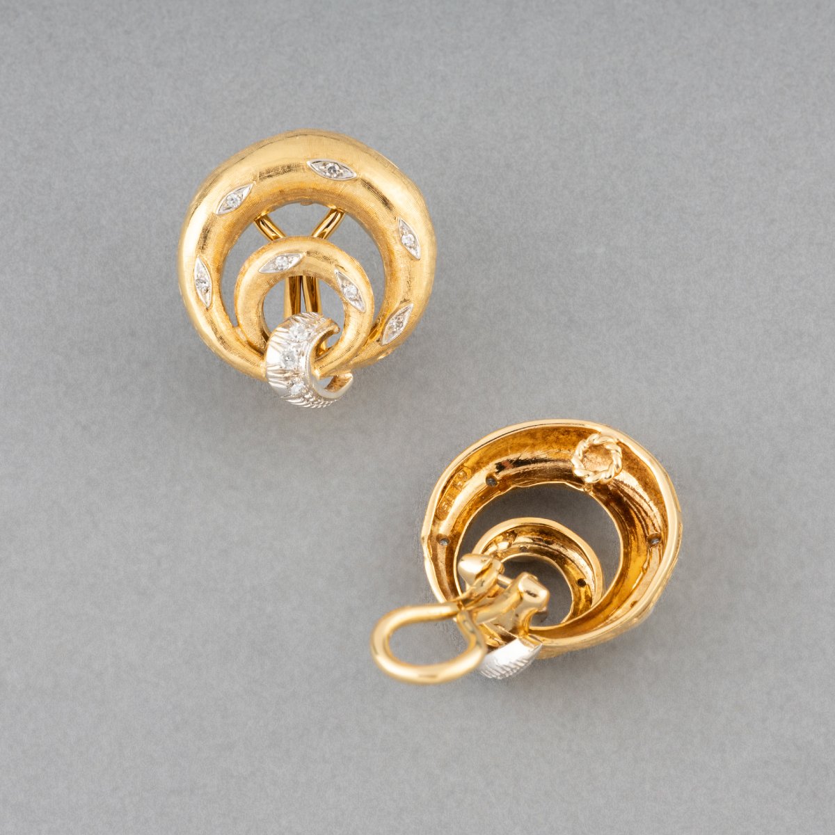 Boucles d'oreilles clips vintage en or et diamants-photo-3