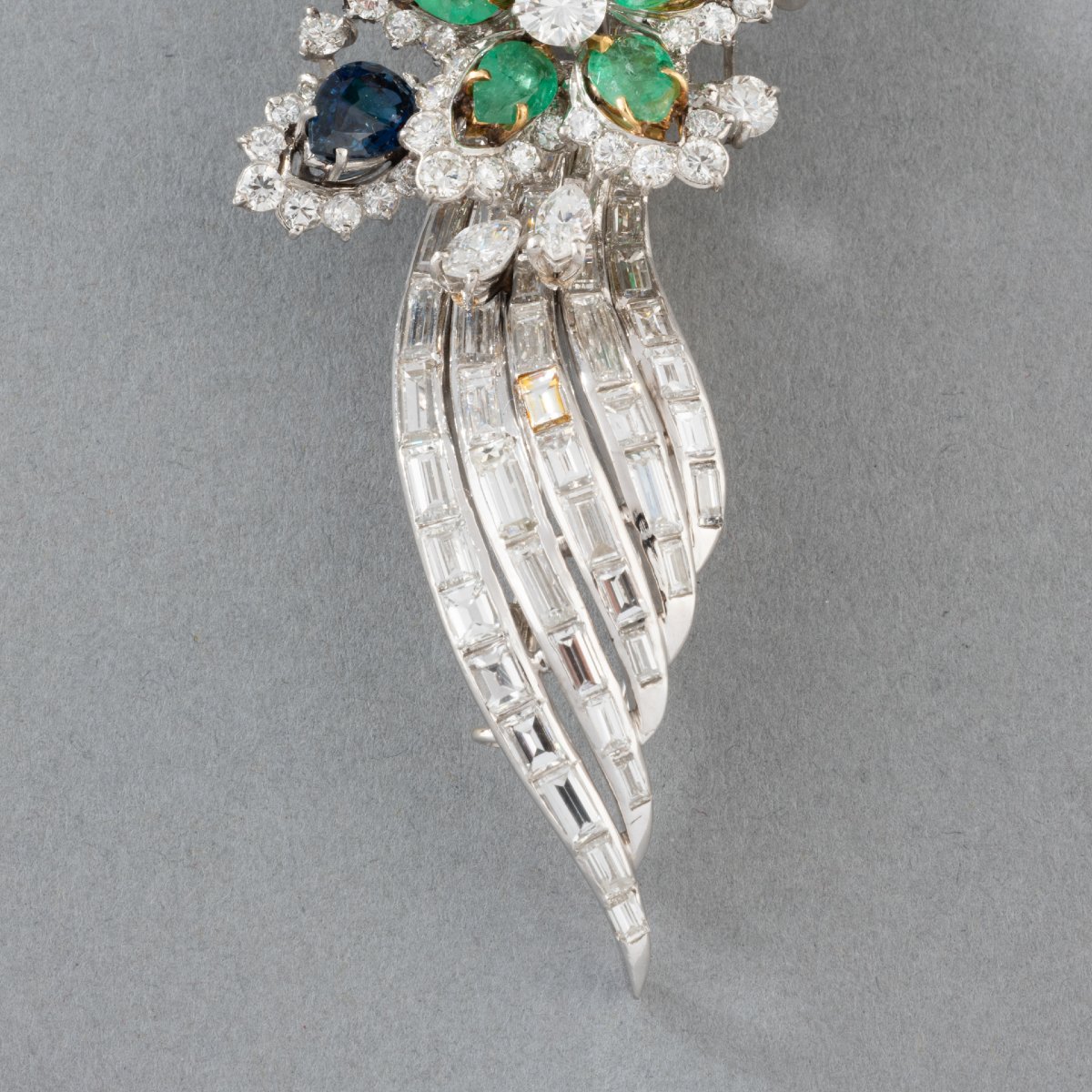 Broche Française Vintage en Or Diamants Emeraudes et Saphirs-photo-3