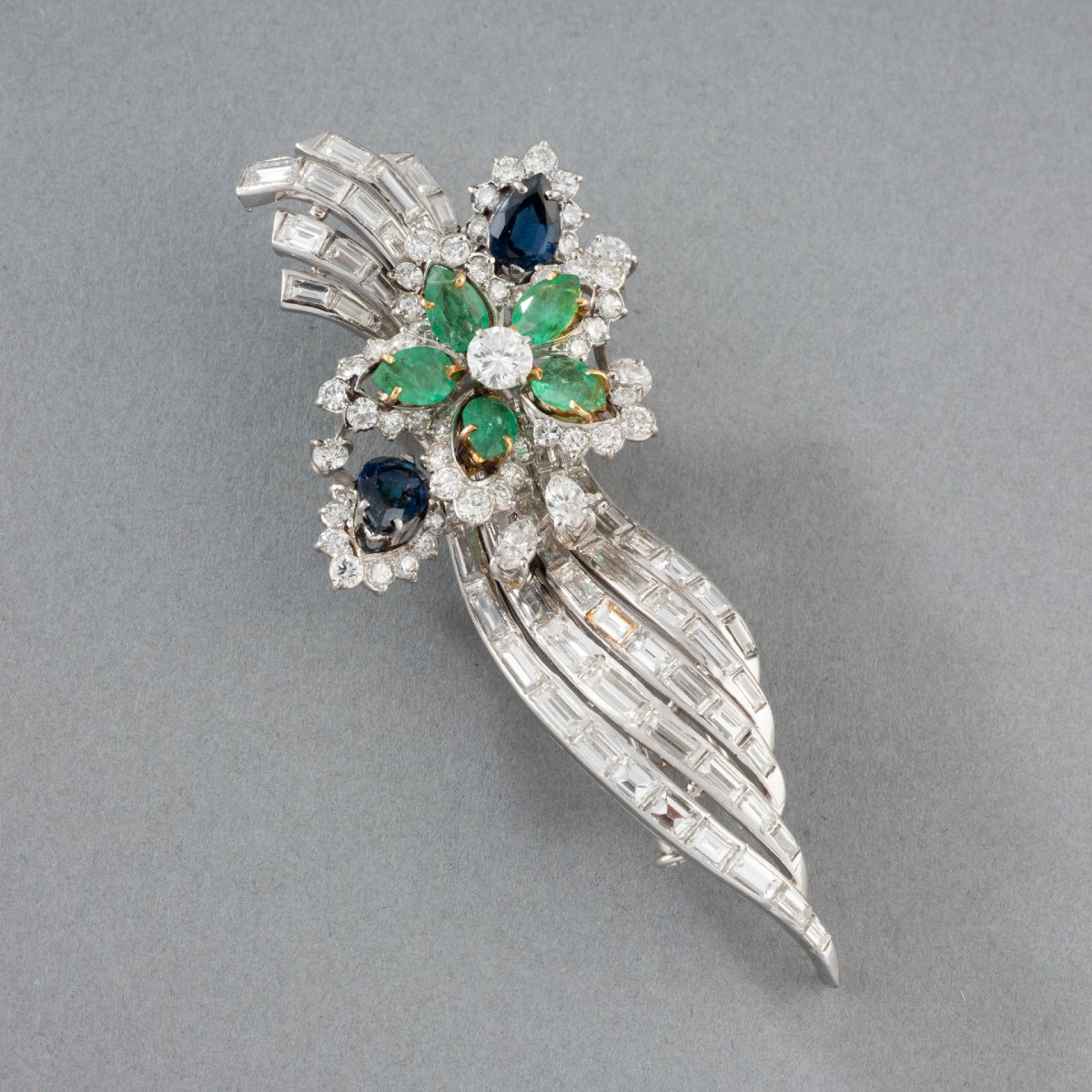 Broche Française Vintage en Or Diamants Emeraudes et Saphirs-photo-4