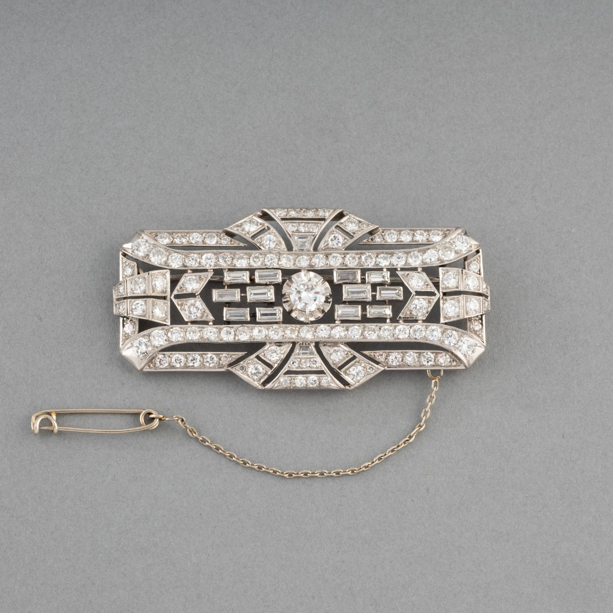 Art Deco French Brooch In Platinum And Diamonds-photo-2