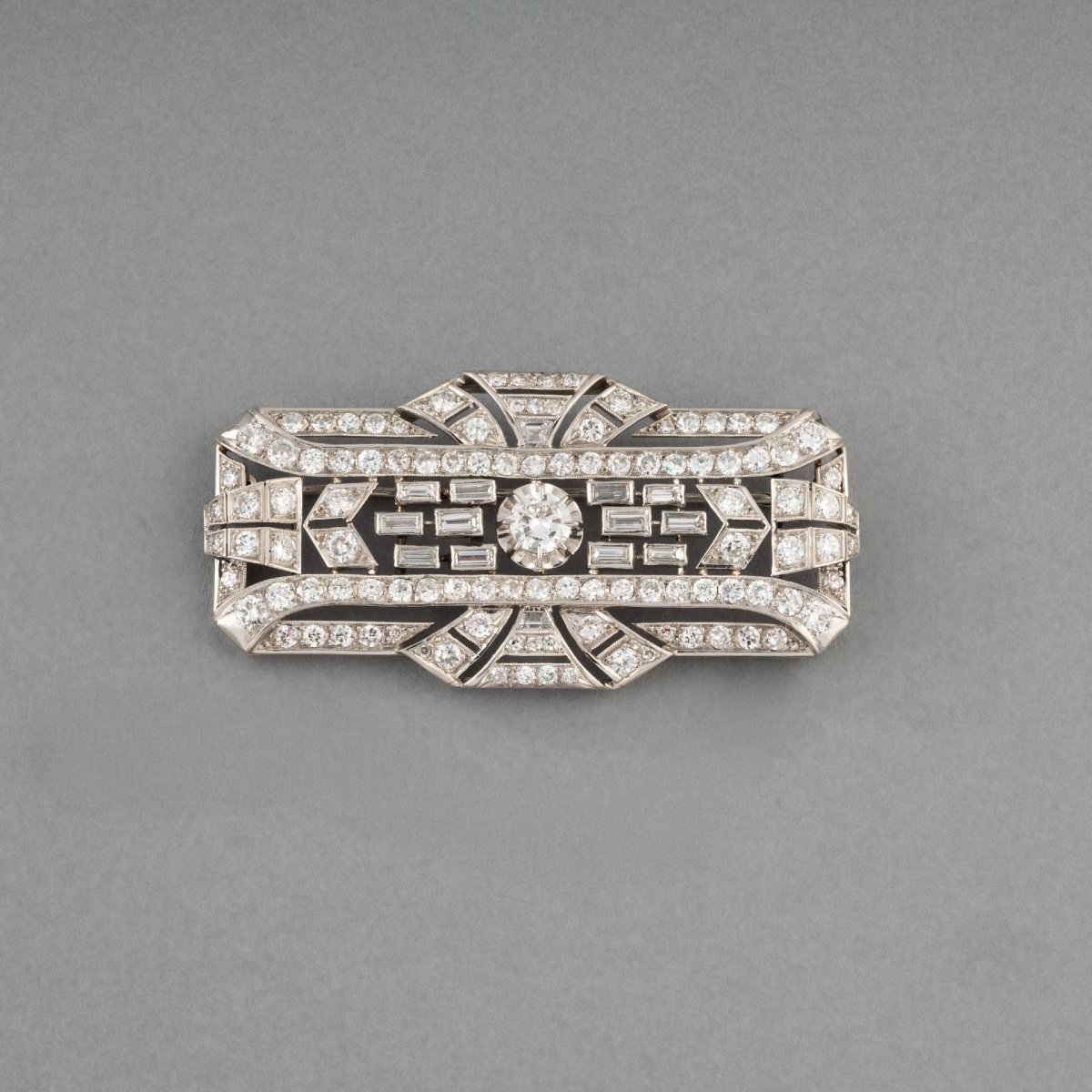 Art Deco French Brooch In Platinum And Diamonds-photo-3
