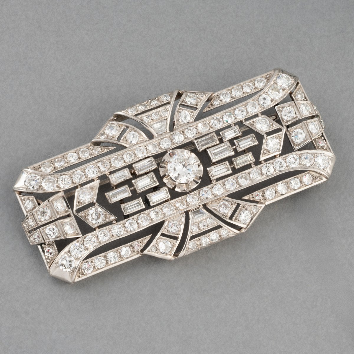 Art Deco French Brooch In Platinum And Diamonds-photo-4
