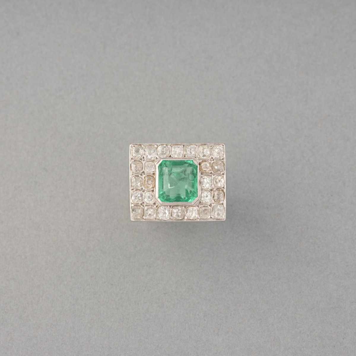 Bague Française Art Déco en Platine Diamants et Emeraude-photo-2