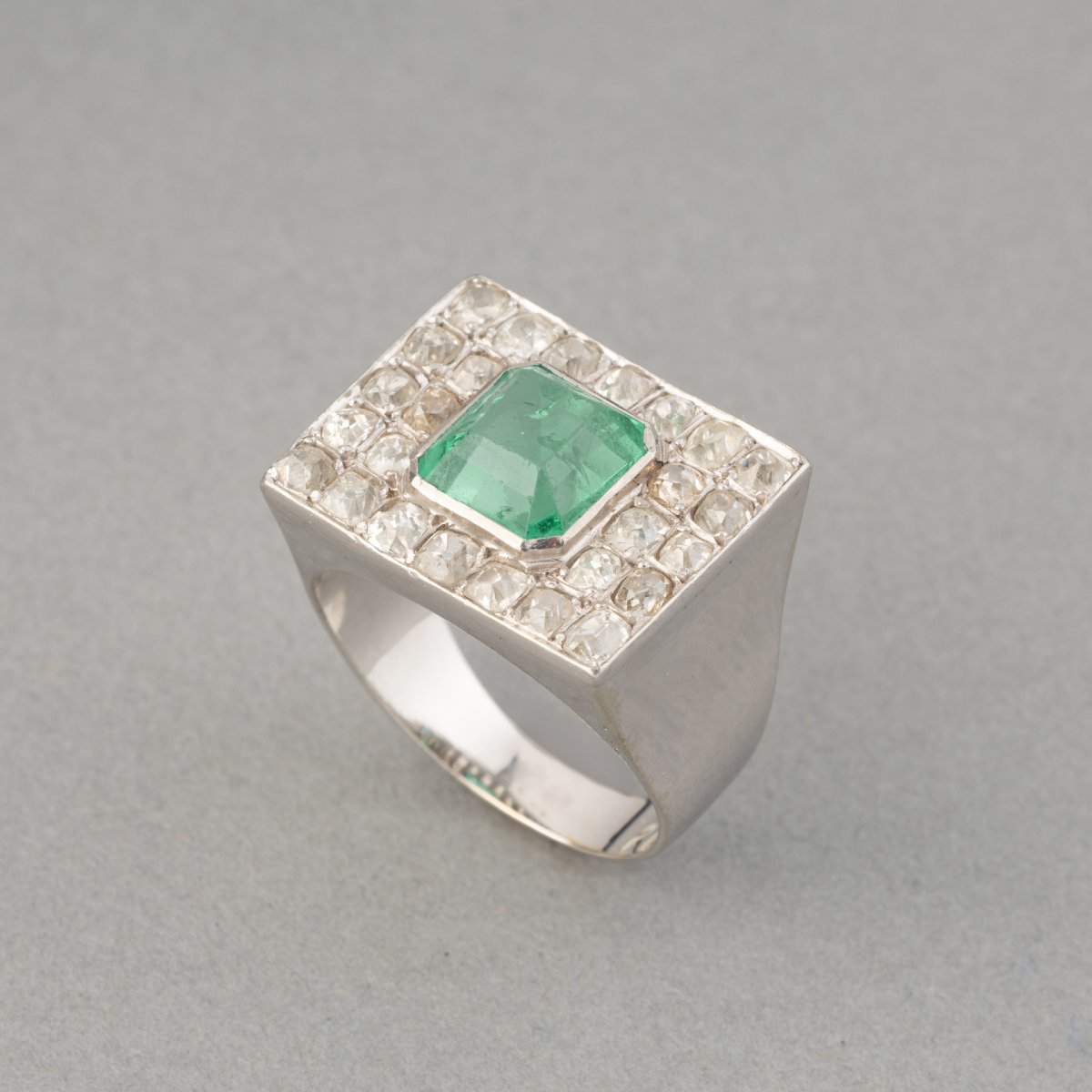 Bague Française Art Déco en Platine Diamants et Emeraude-photo-3