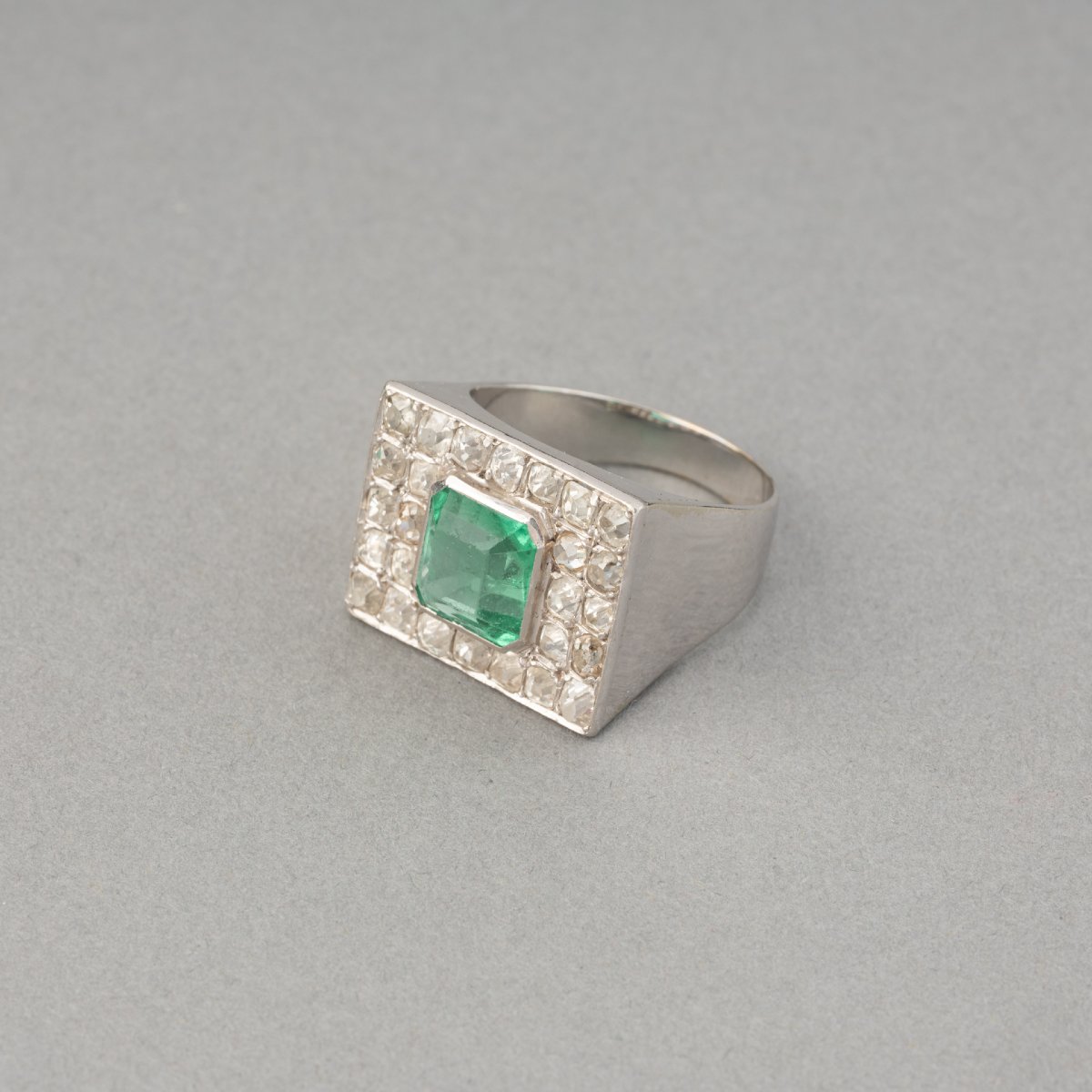 Bague Française Art Déco en Platine Diamants et Emeraude-photo-4