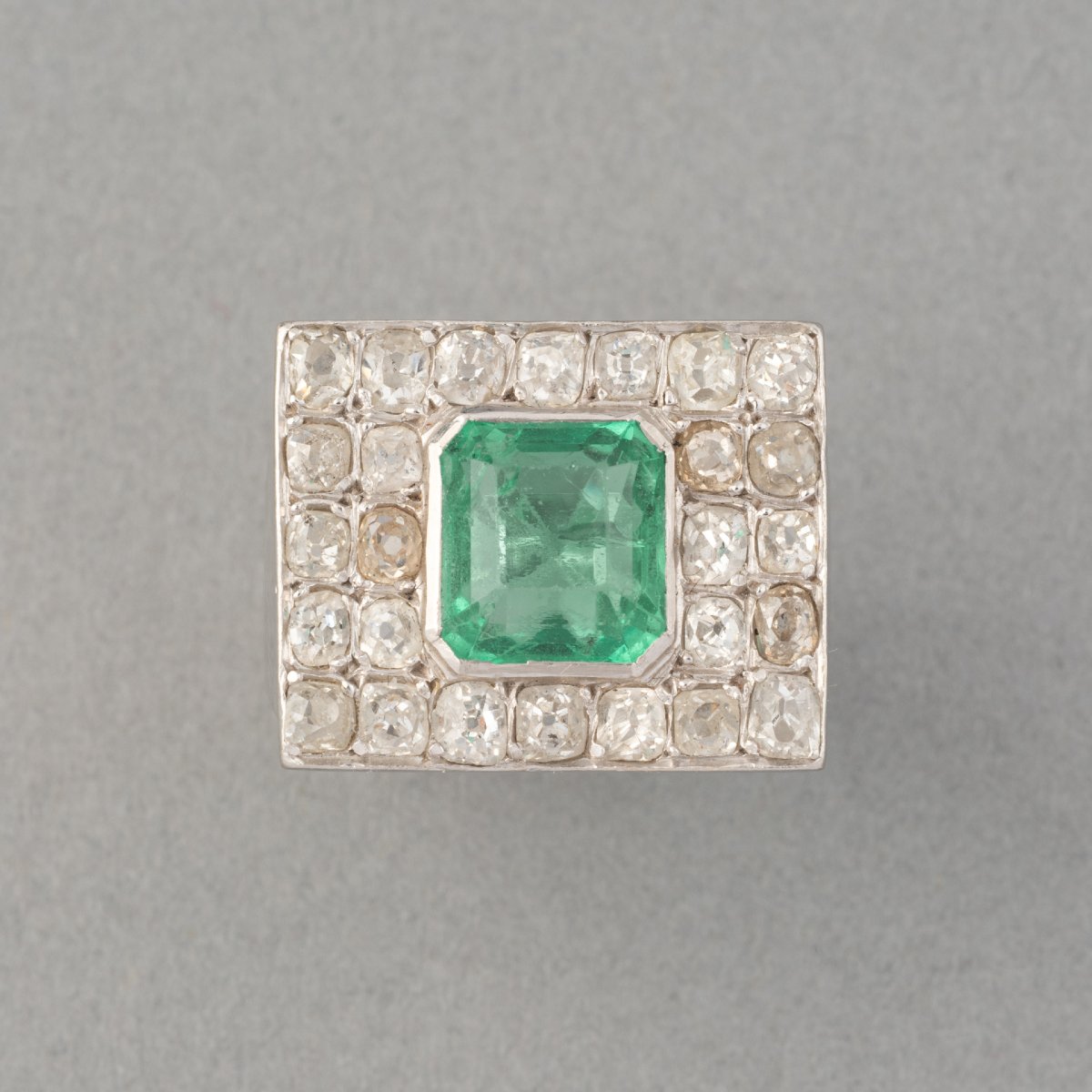 Bague Française Art Déco en Platine Diamants et Emeraude