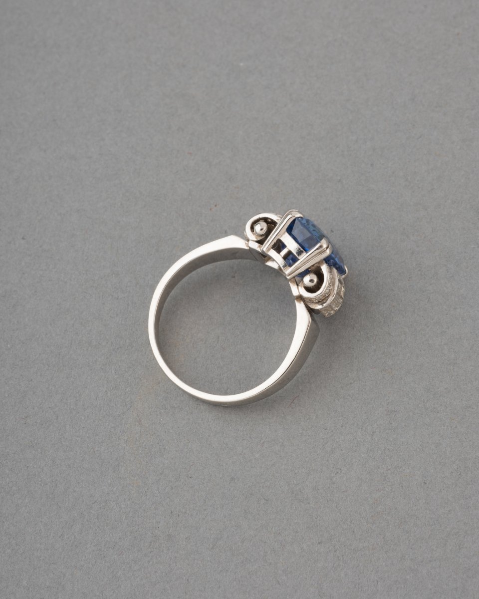 Antique French Art Deco Platinum Ring With Diamonds And 4.80 Carat Certified Sapphire-photo-3