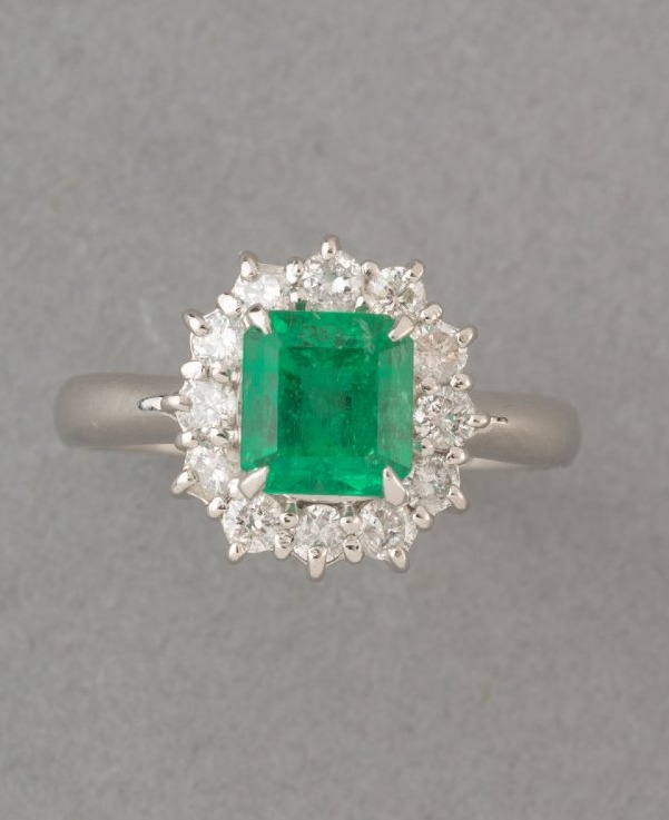 Bague Française Vintage en Or Diamants et Emeraude de 1.30 Carats