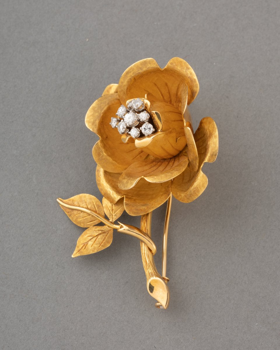 Vintage French Flower Brooch In Gold And Diamonds-photo-2