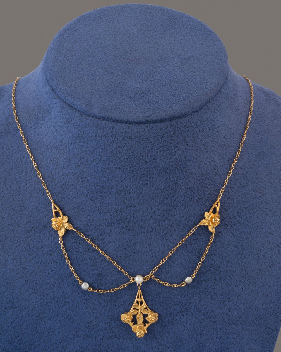 Antique French Drapery Necklace In Gold And Pearls
