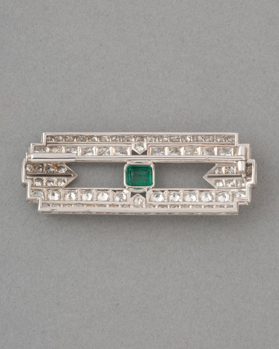 French Art Deco Brooch In Platinum With Diamonds And An Emerald-photo-2