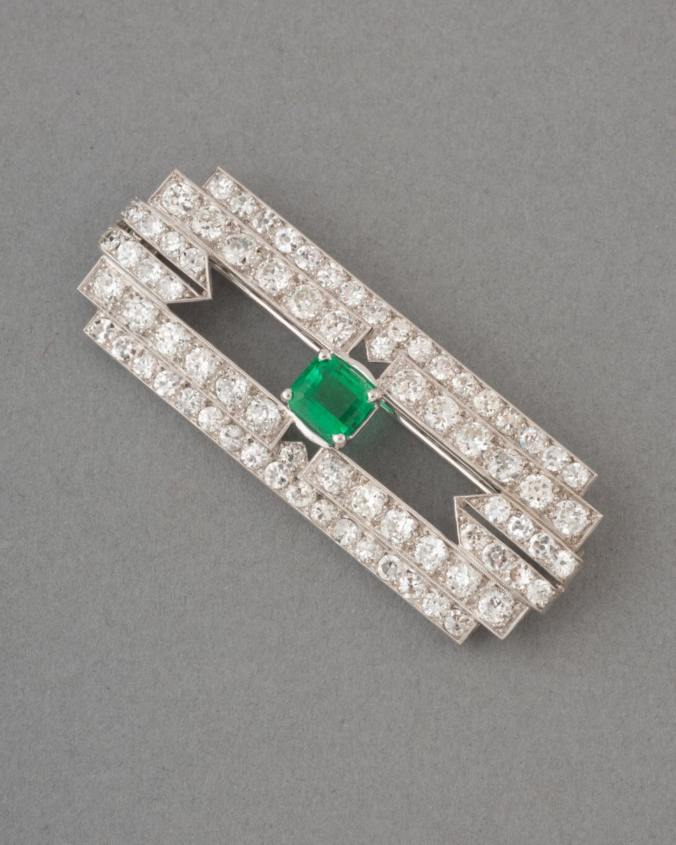 French Art Deco Brooch In Platinum With Diamonds And An Emerald-photo-3