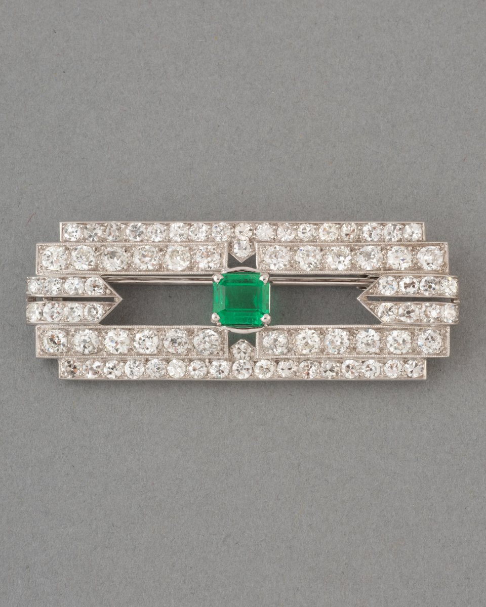 French Art Deco Brooch In Platinum With Diamonds And An Emerald