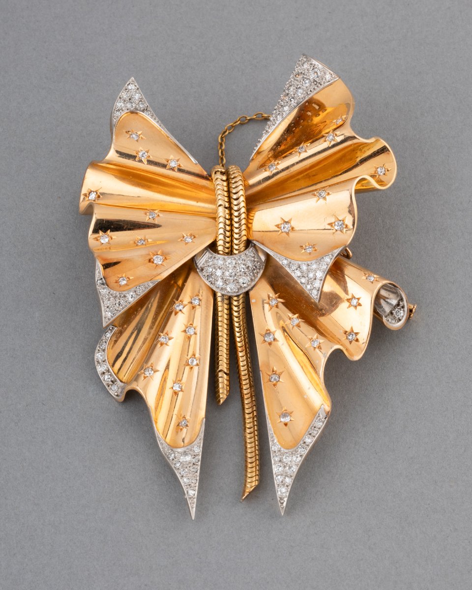 1940s French Bow Brooch In Gold And Diamonds
