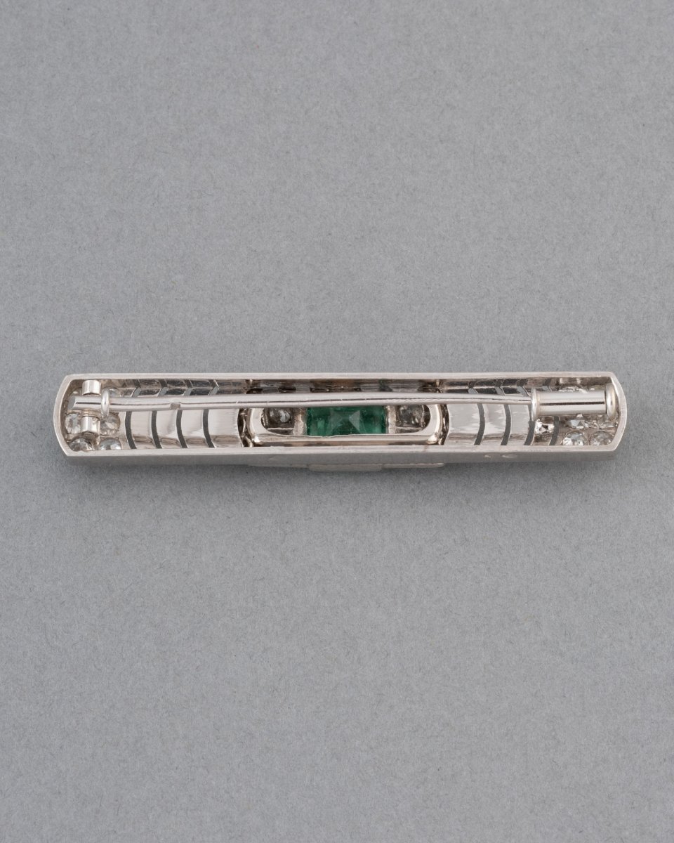 1930s French Art Deco Brooch In Platinum With Diamonds And An Emerald-photo-2