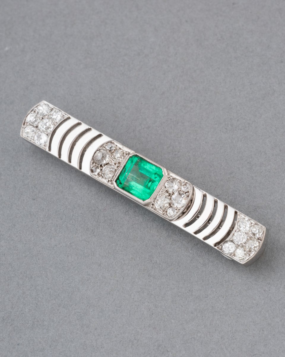 1930s French Art Deco Brooch In Platinum With Diamonds And An Emerald