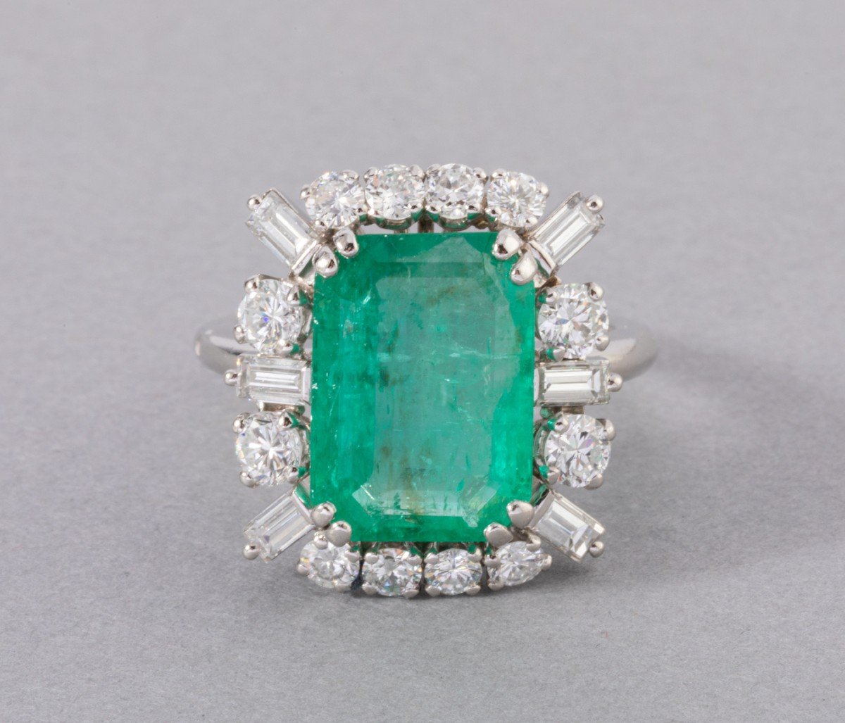 Proantic: Vintage Emerald Ring Of 4.40 Carats And Diamonds By Maubouss