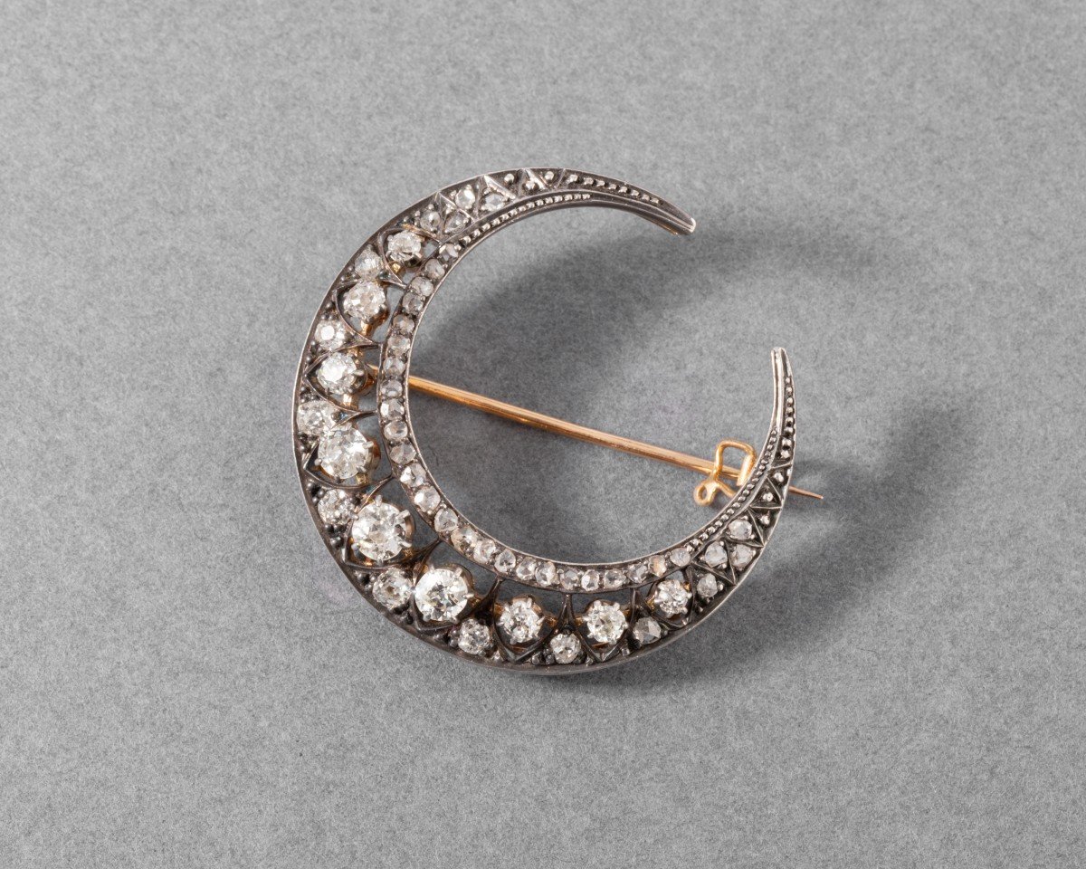 Antique Crescent Moon Brooch In Gold And Diamonds-photo-3