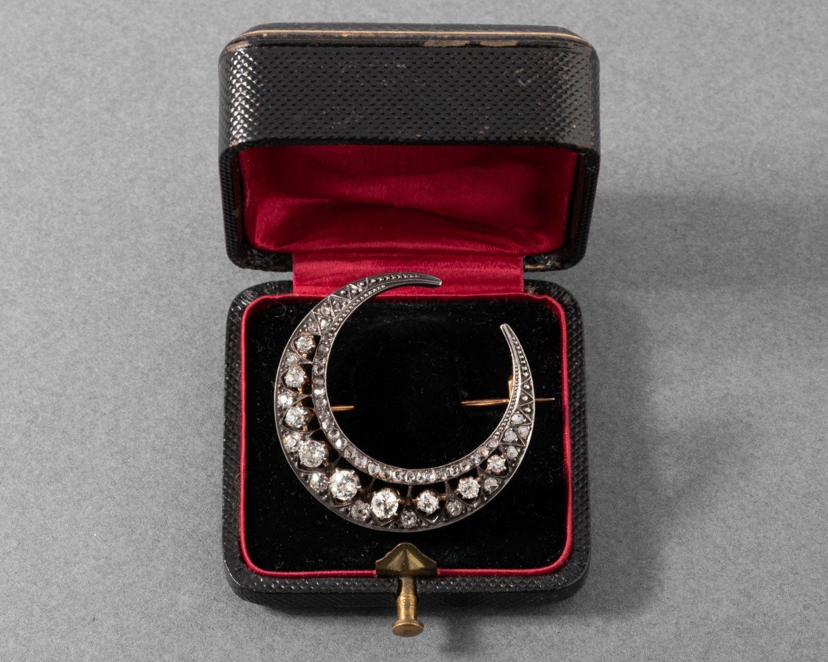 Antique Crescent Moon Brooch In Gold And Diamonds-photo-2