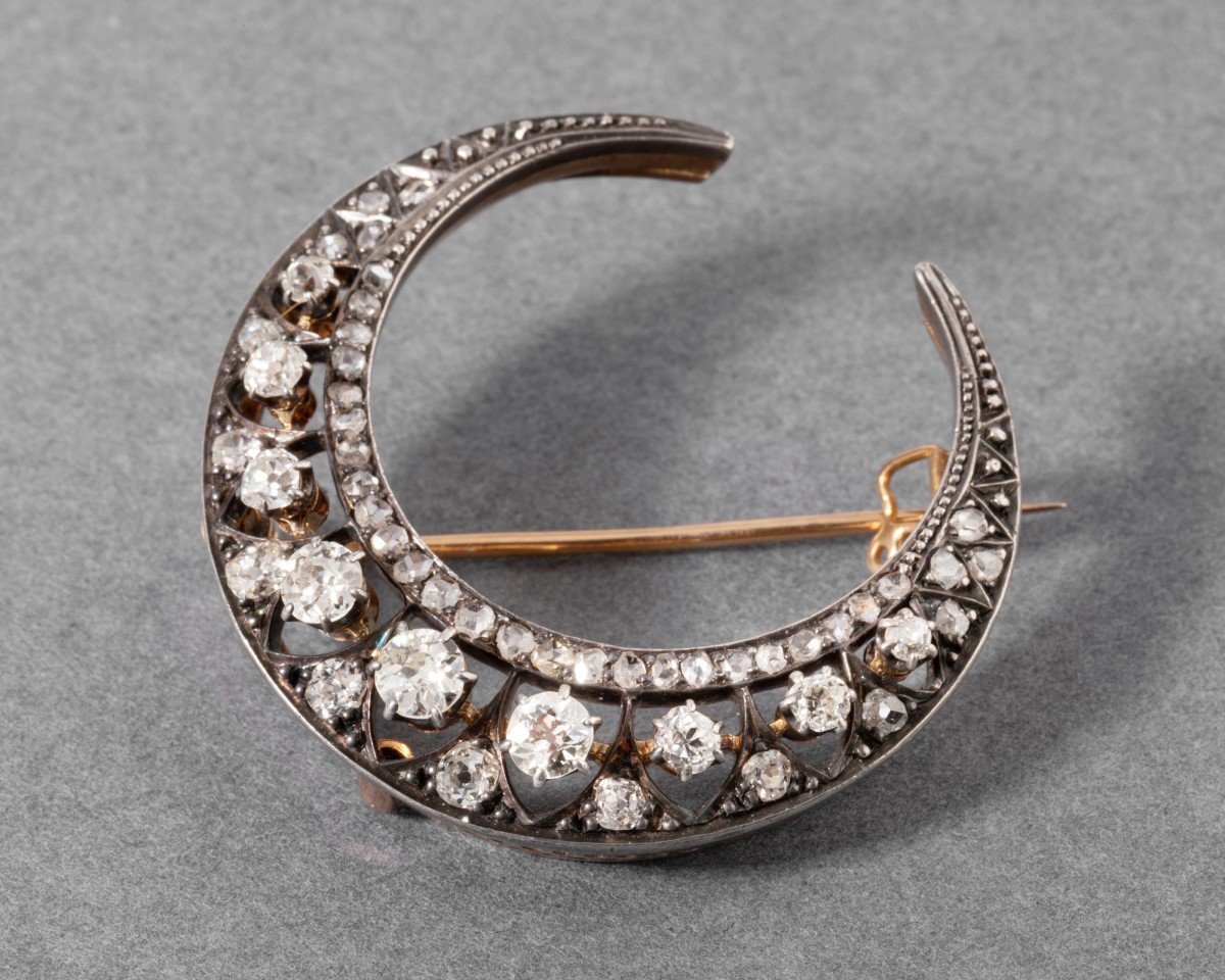 Antique Crescent Moon Brooch In Gold And Diamonds-photo-5