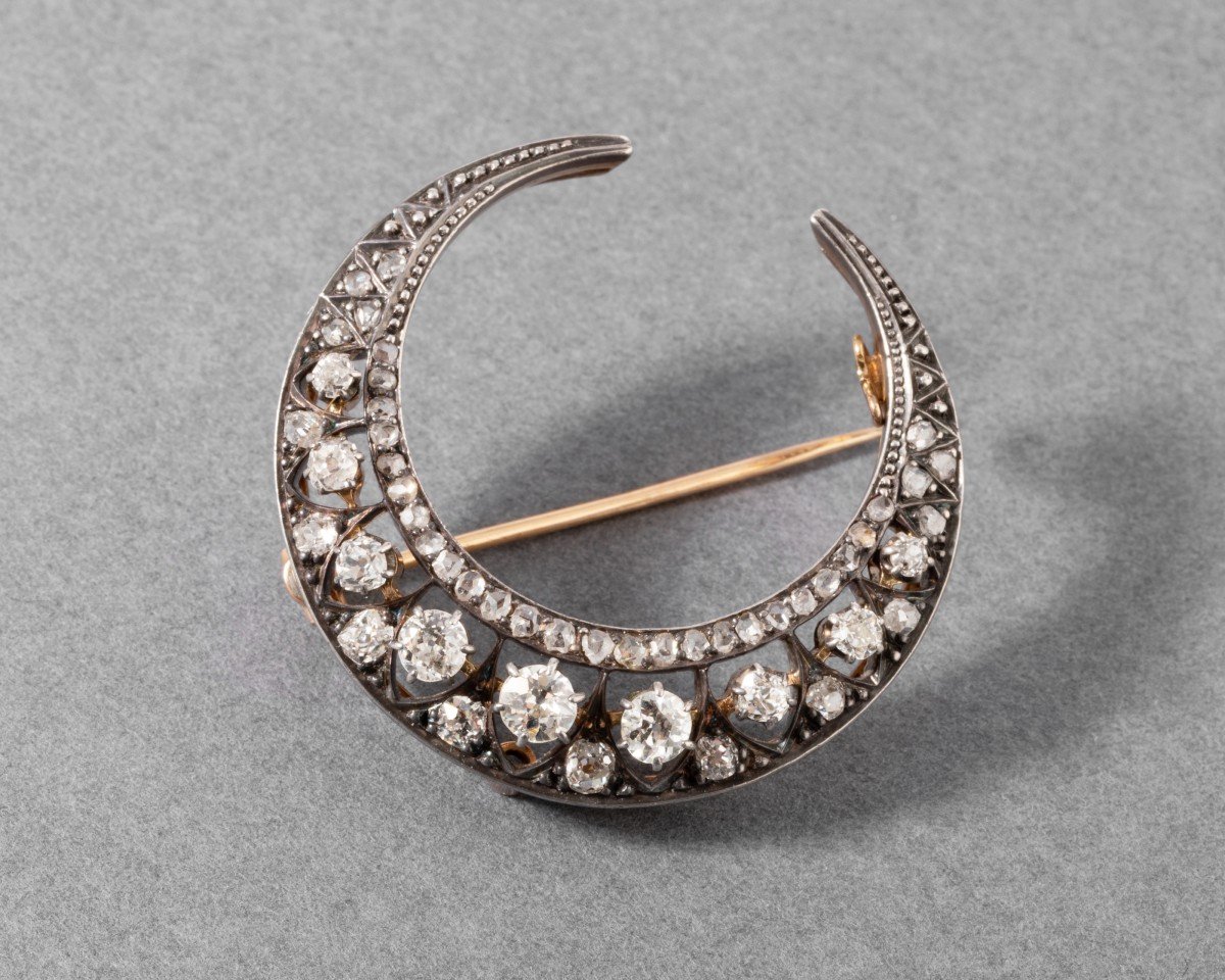 Antique Crescent Moon Brooch In Gold And Diamonds-photo-7