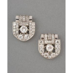 Art Deco Clip Brooches In Platinum With 12 Carats Of Diamonds