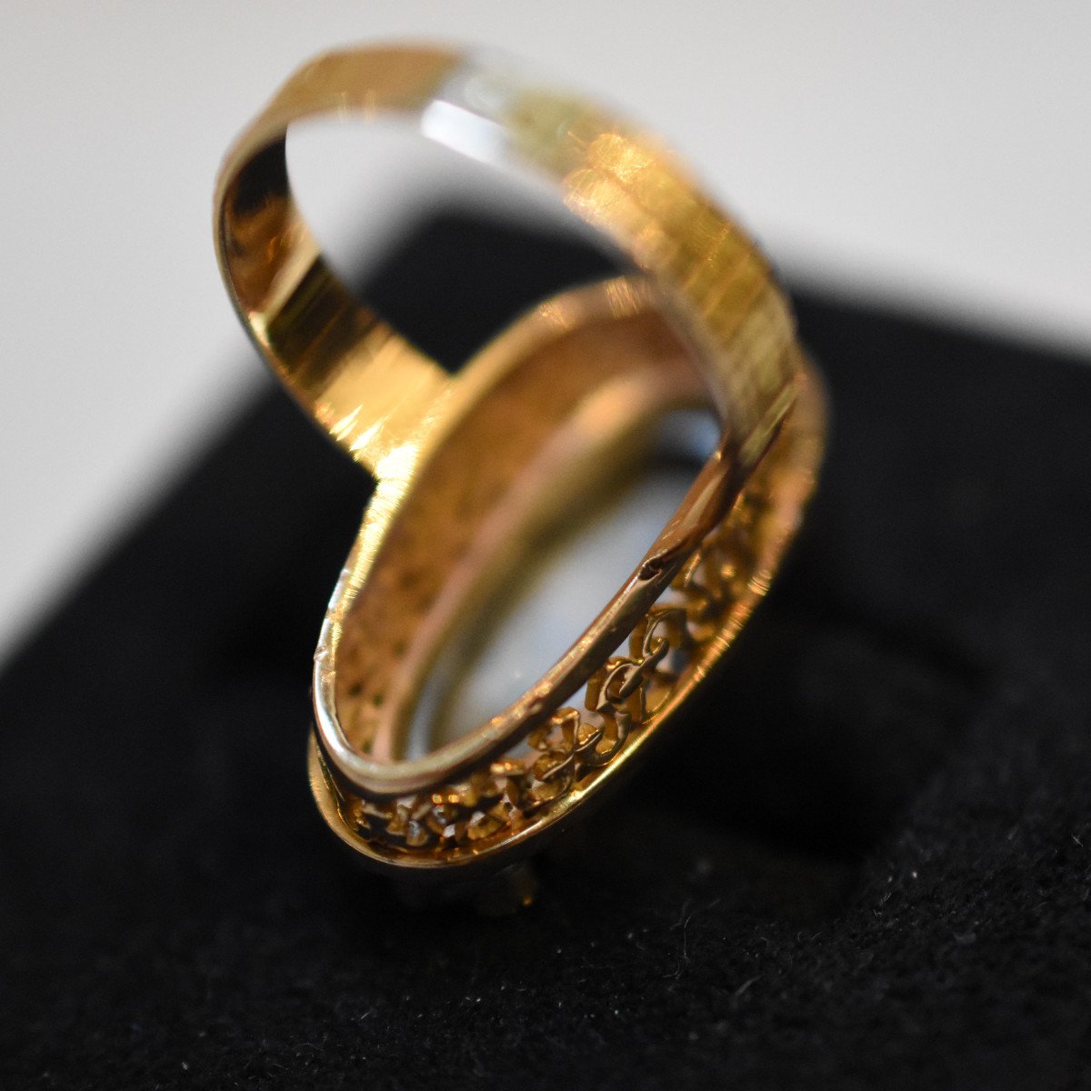 Polychrome Painted Porcelain And 18k Gold Ring-photo-3