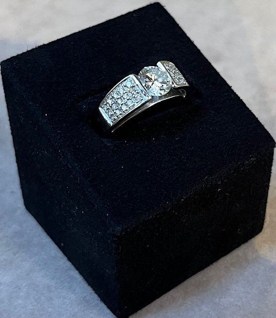 Diamond And Paving Solitaire Ring In 750/1000th White Gold
