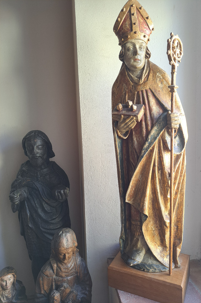 Allemagne du Sud XVIè,  Grande sculpture en bois polychromé de St Nicolas   (H 87 cm)
