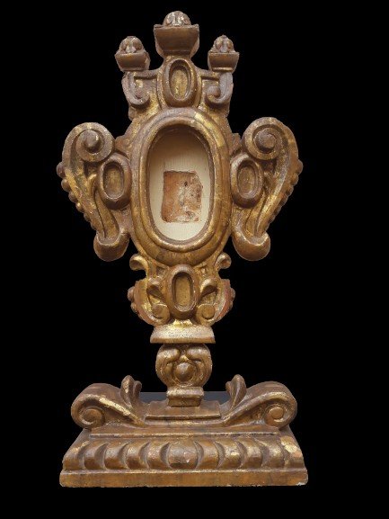 Spanish School Late 17th Century, Reliquary In Golden Wood (h 56 Cm)