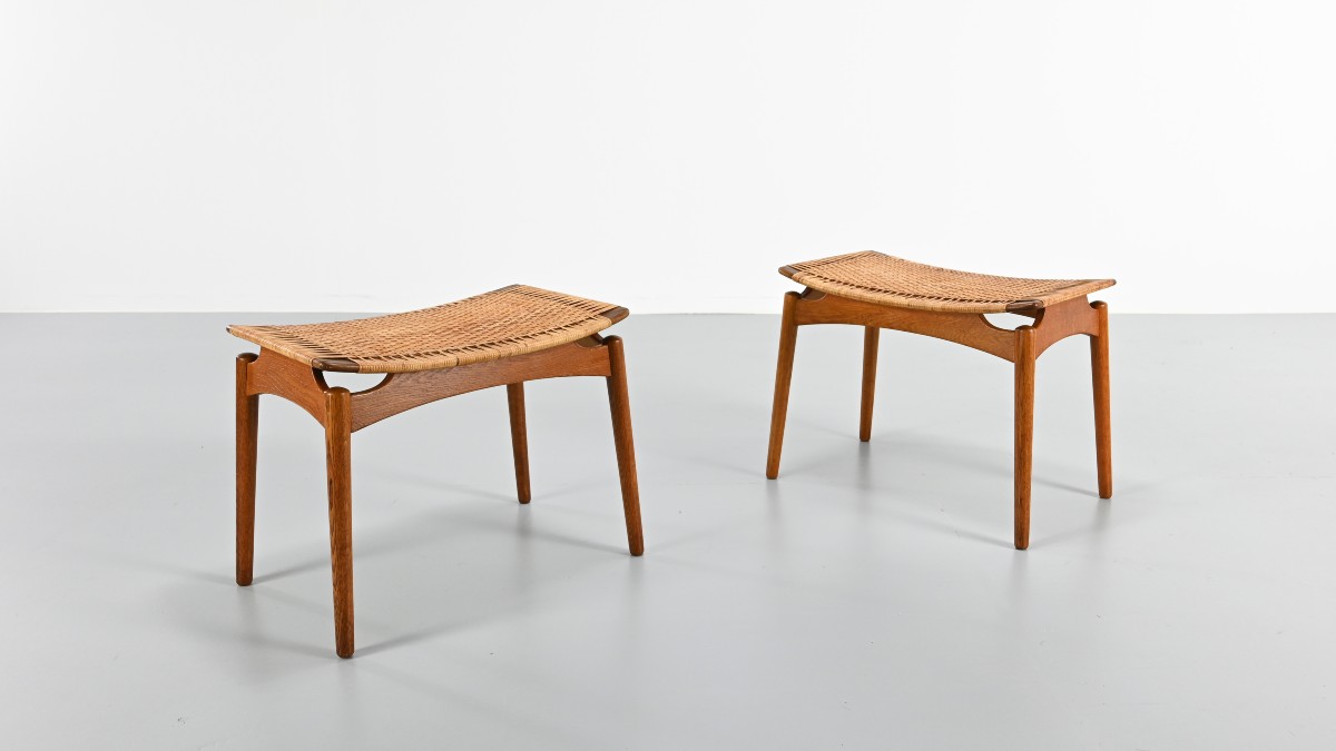 Sigfred Omann, paire de tabourets en chêne et cannage pour Ølholm Møbelfabrik. Danemark, C.1950