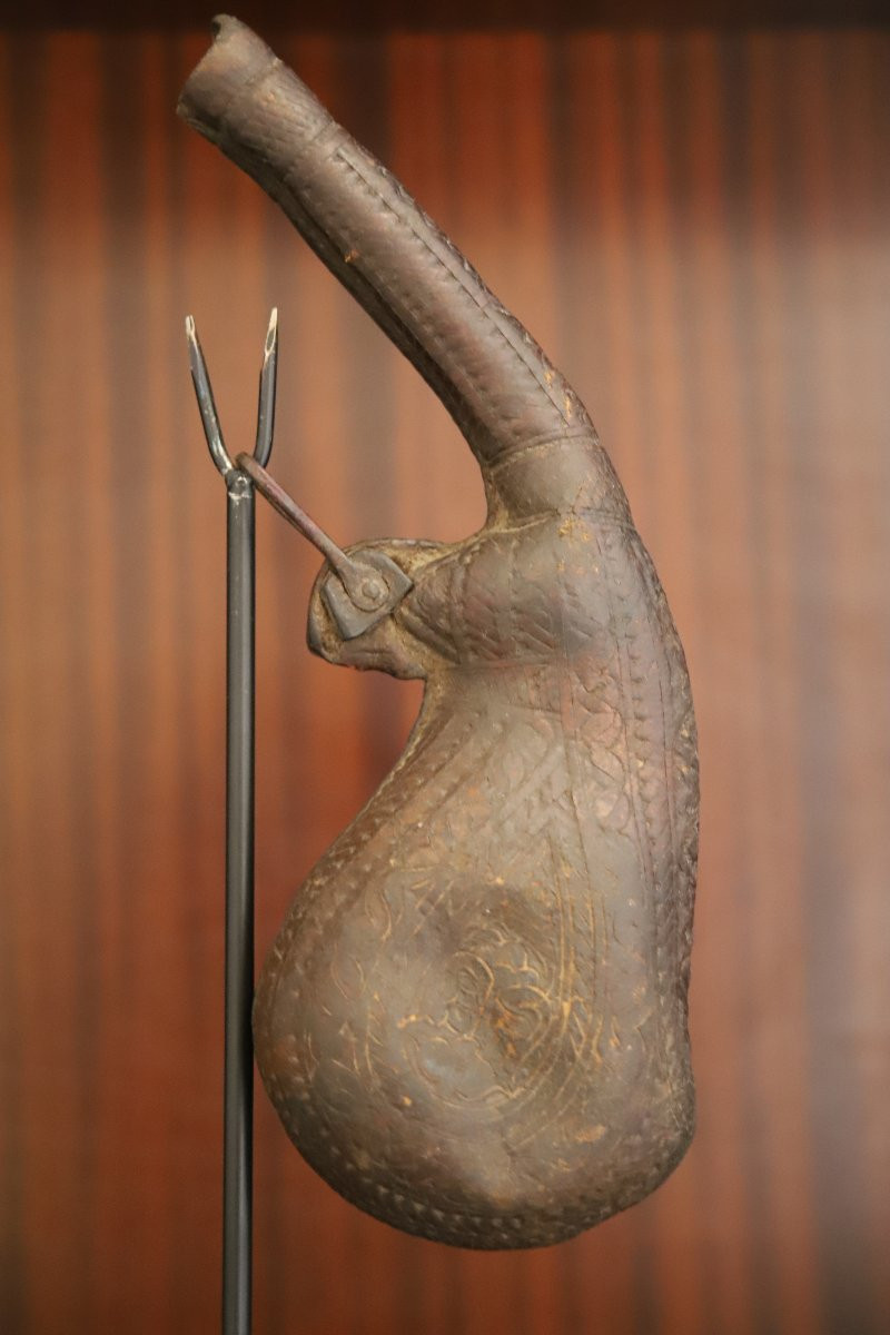 Poire à poudre orientale en scrotum de camélidé - Monde Musulman, 19ème siècle-photo-2