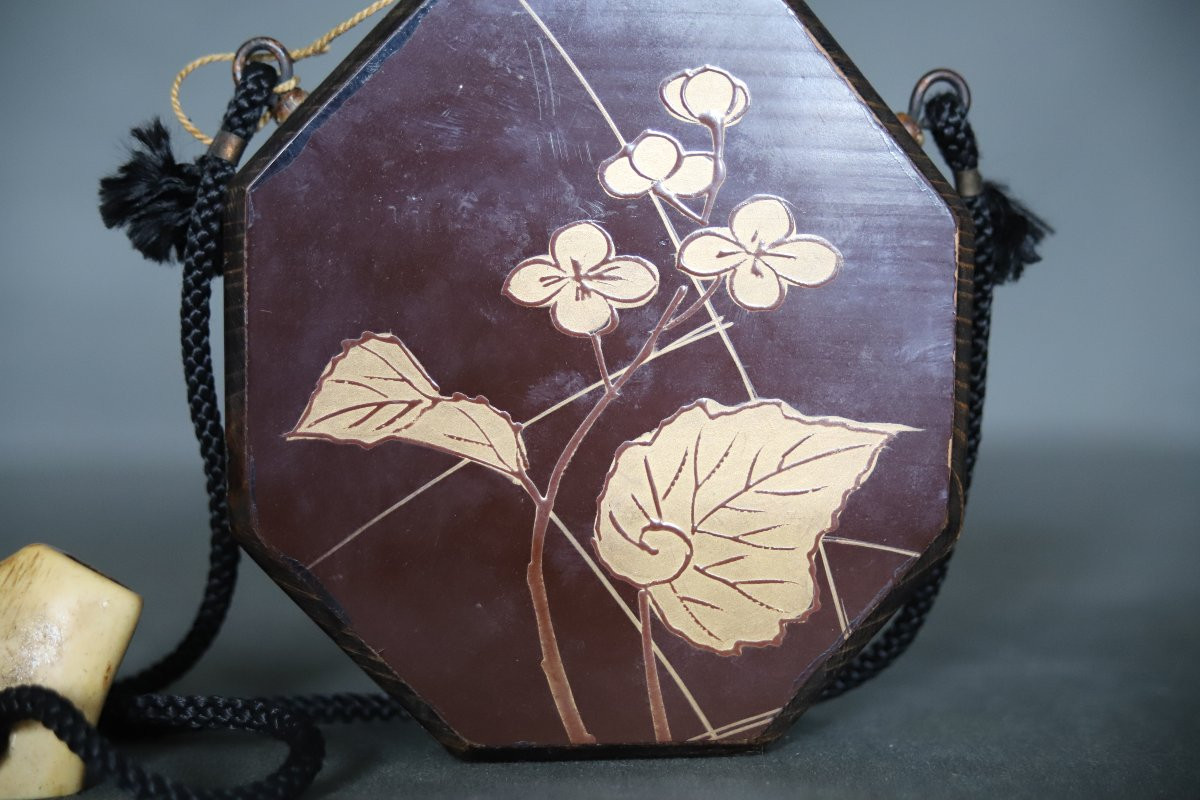 Japanese Powder Flask In Lacquered And Gilded Wood - Japan, Meiji Era-photo-1