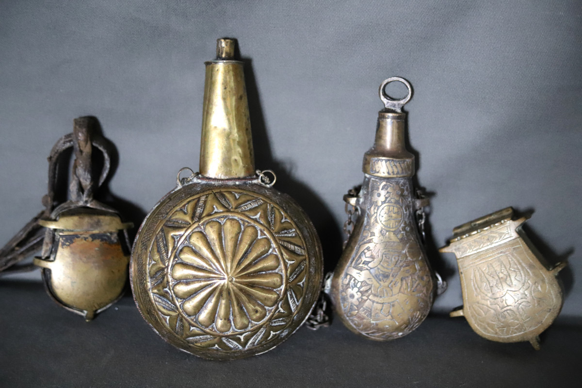 Two Powder Flasks And Two Bullet Boxes - Muslim World, 19th Century