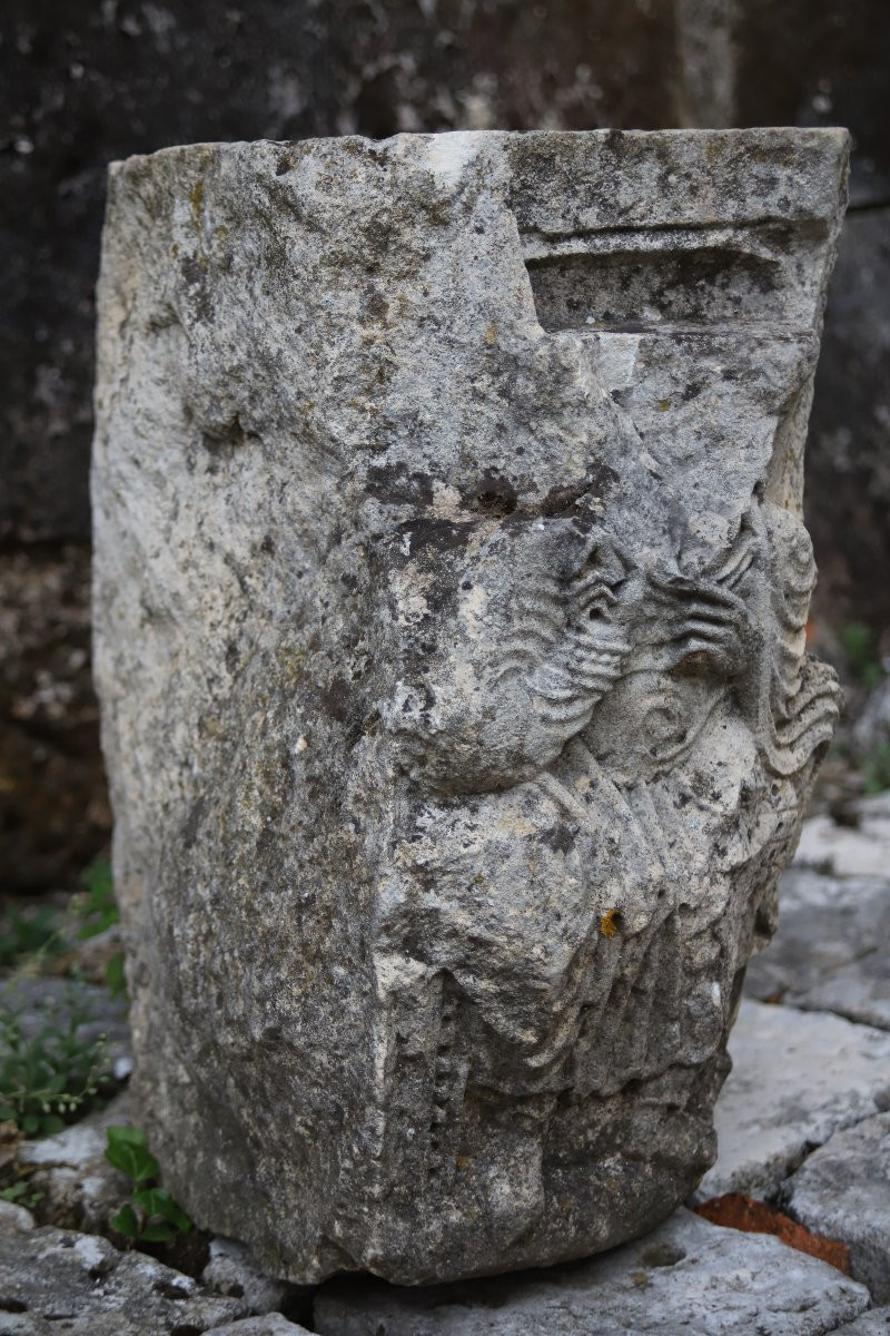 Haut-relief en pierre sculptée- France, art roman, XI-XIIème siècle-photo-1